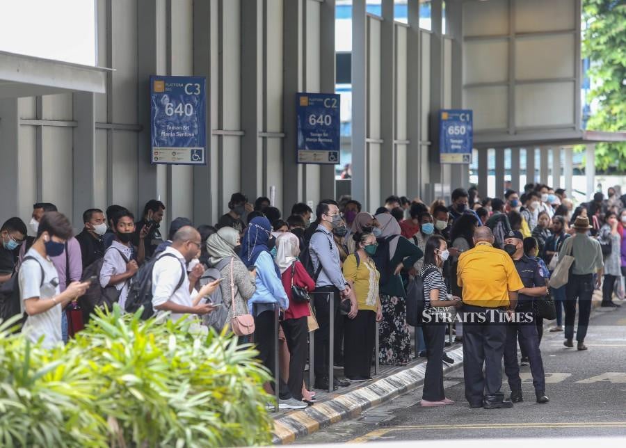 Commuters seen waiting for the feeder buses following the disruption of Rapid KL LRT train services at Pasar Seni station. -NSTP/ASWADI ALIAS.