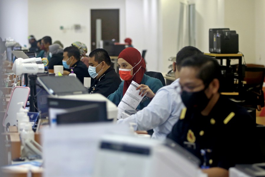 Government agencies personnel seen performing their duties at the  Urban Transformation Centre (UTC) in Ampangan. - BERNAMA PIC