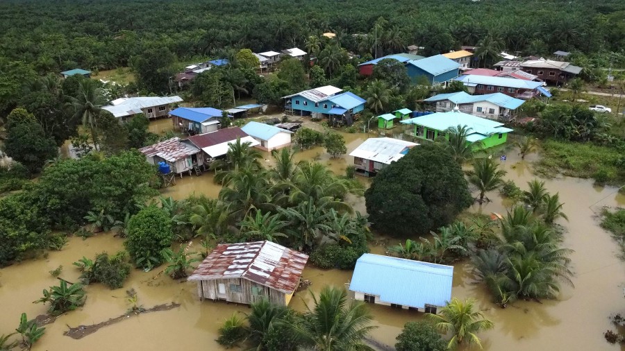 Several homes in Sapi Nangoh, Beluran are inundated with floodwaters following continuous rain. - BERNAMA PIC