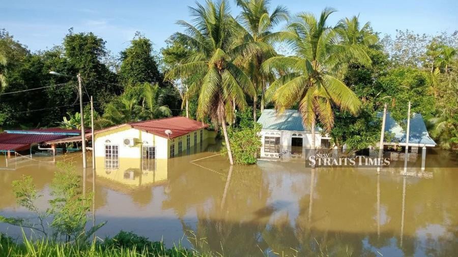This January 6, 2022 pic shows, houses in Kampung Seberang Batu Badak, Gemerih, inundated with floods waters. - NSTP/AHMAD ISMAIL