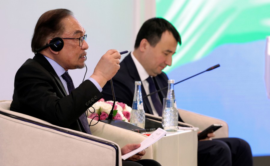 Prime Minister Datuk Seri Anwar Ibrahim (left) responding to questions posed by businessmen at the Uzbekistan-Malaysia Business Forum held at the Samarkand Silk Road Tourism Complex, Saturday.