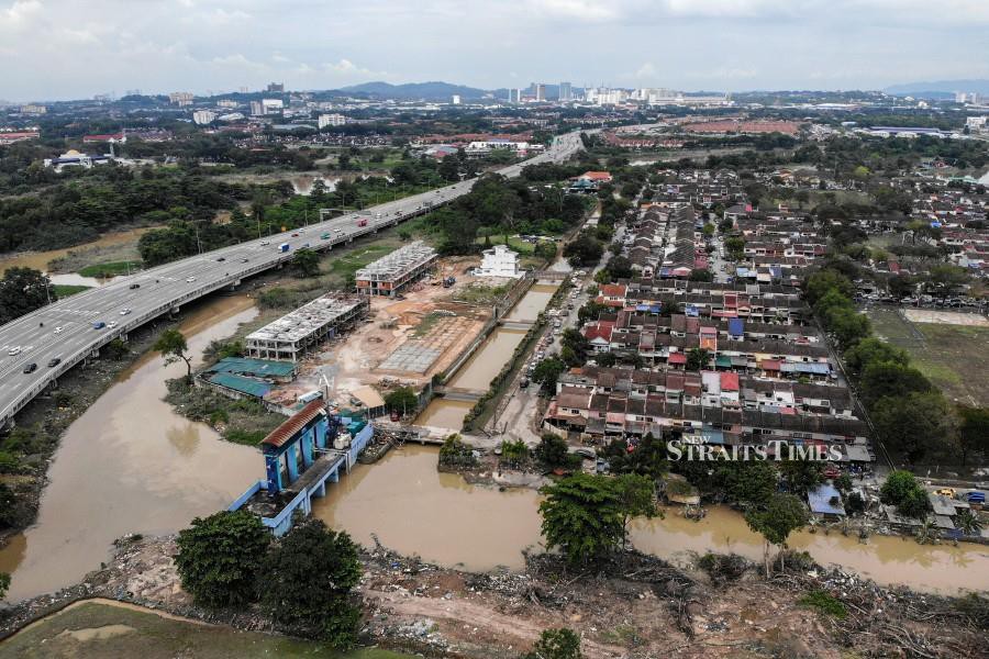 This December 23 pic shows an aerial view of the floods in Taman Sri Muda, Shah Alam. - NSTP/AIZUDDIN SAAD