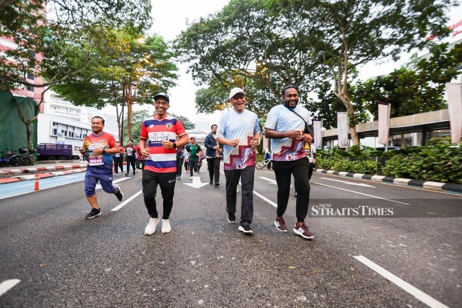 Health Minister Datuk Seri Dr Dzulkefly Ahmad (second, right) also took part in the World No Tobacco Day (WNTD) Segarun 2024 at Dataran Dewan Bandaraya Kuala Lumpur. NSTP/ASWADI ALIAS