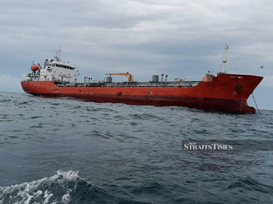 MMEA detained a tanker for anchoring illegally positioned at 15.8 nautical miles northeast of Tanjung Penawar, yesterday. -Pic courtesy of MMEA.