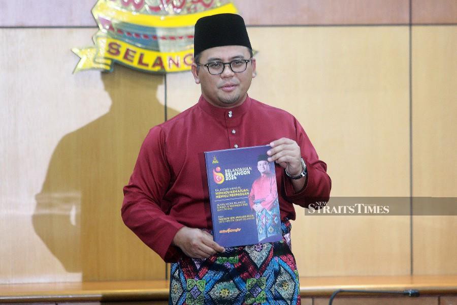 Menteri Besar Datuk Seri Amirudin Shari pose with Selangor 2024 Budget book at Dewan Negeri Selangor, Shah Alam. -NSTP/FAIZ ANUAR 