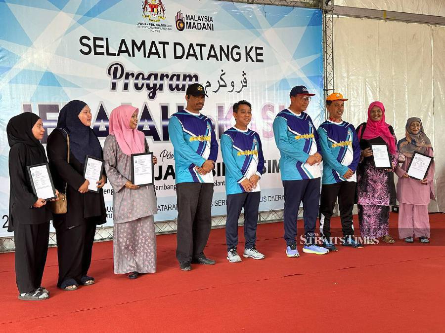 Kelantan State Development Office director Jasri Kasim (centre) said according to the latest eKasih statistics, 15,282 families in the district were successfully registered. - NSTP/Paya Linda Yahya