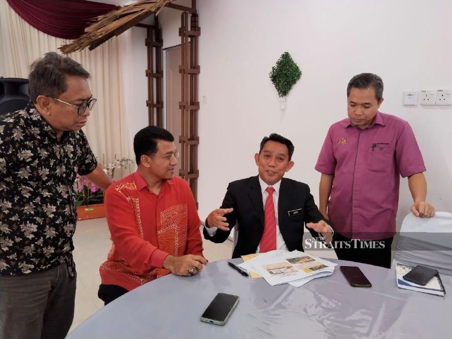 Kelantan Development Office of the Implementation Coordination Unit of the Prime Minister's Department, director Jasri Kasim (2nd-right) with Kelantan Information Department director Mohd Nur Aswadi Md Nor (2nd-left) and of the Implementation Coordination Unit of the Prime Minister's Department, deputy director Dick Khuzariry Mohamad after a media briefing in Kota Baru. -NSTP/Hidayatidayu Razali.