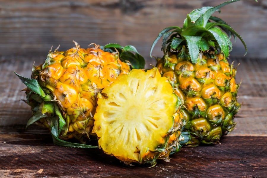 100 grammes of fresh pineapple has only 50 calories, and is fat-free. (Photo designed by dashu83/Freepik)