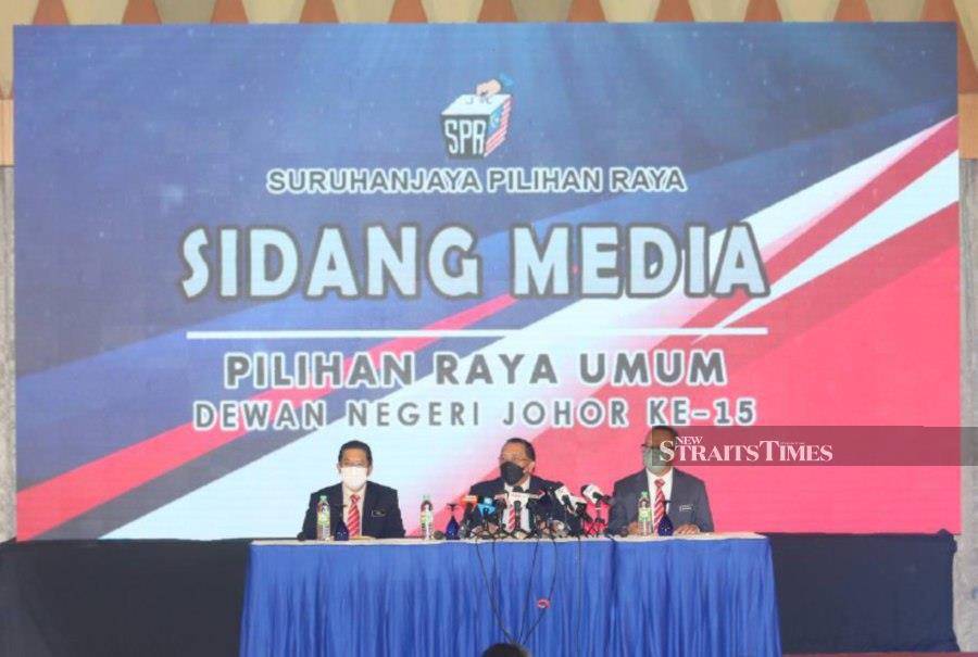 Election Commission (EC) chairman Datuk Abdul Ghani Salleh (centre) announcing the dates for Johor state election at the Pusat Konvensyen Antarabangsa (PERSADA) Johor. - NSTP/NUR AISYAH MAZALAN