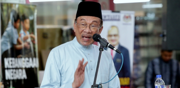 Look in the mirror, Azmin tells Anwar | New Straits Times | Malaysia ...