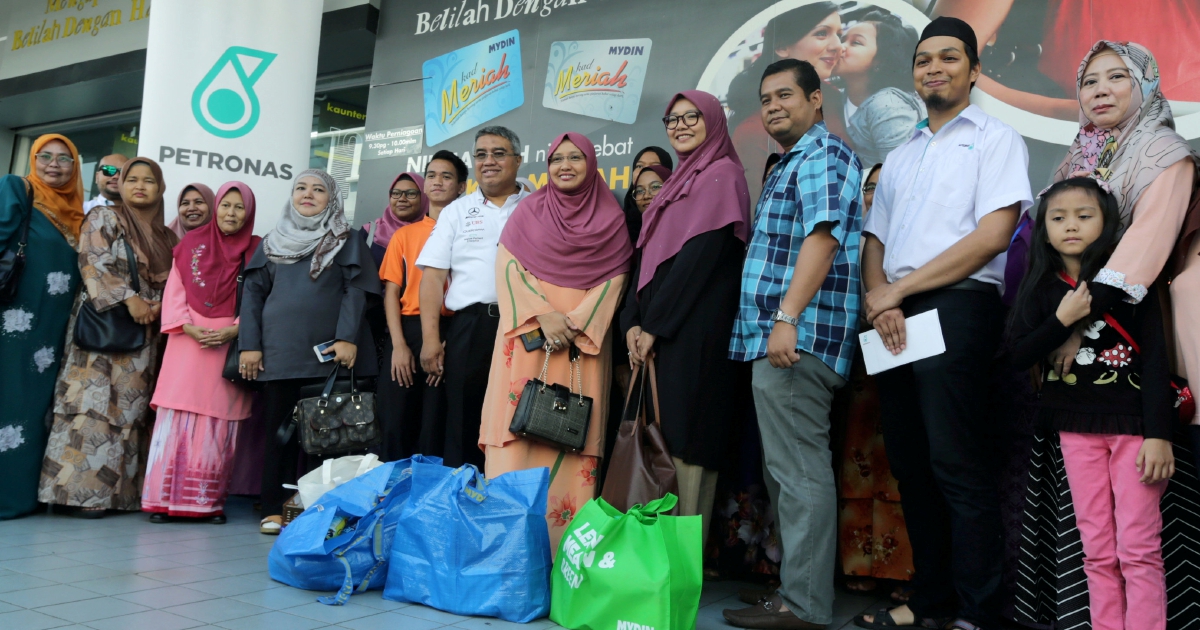 Kids get to pick baju raya and are treated to buka puasa 