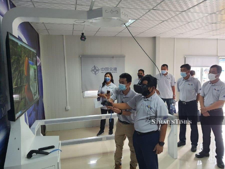 MRL chief executive officer Datuk Seri Darwis Abdul Razak trying out the VR simulation in the Safety Training Centre in Maran. - Pix courtesy of CCC-ECRL.