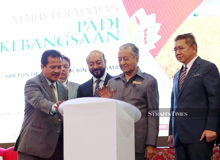 Prime Minister Tun Dr Mahathir Mohamad (2nd-right) launches the National Padi Convention 2019 in Alor Setar. Also present are Kedah Menteri Besar Datuk Seri Mukhriz Mahathir (3rd-right), Agriculture and Agro-based Industry Minister Datuk Salahuddin Ayub (right) and Kedah Agriculture and Agro-based Industry and Transport Committee chairman Azman Nasrudin (left). -NSTP/Sharul Hafiz Zam