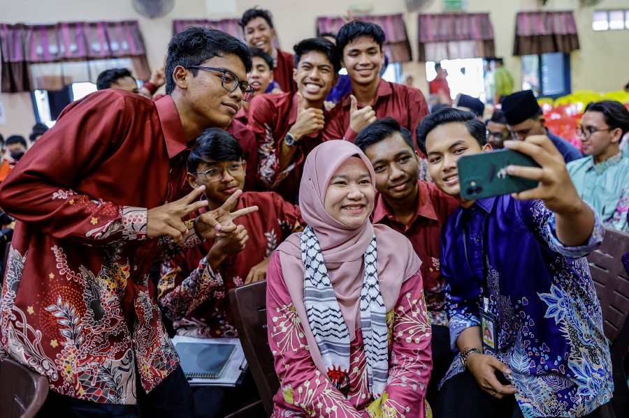 Education Minister Fadhlina Sidek (centre) poses for a wefie with participants of the talk at SMK Chukai in Kemaman. - BERNAMA PIC