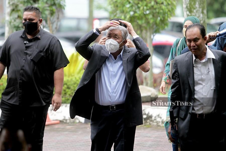 Datuk Seri Dr Ahmad Zahid Hamidi (centre) arrives at the Shah Alam High Court ahead of the trial. -NSTP/FAIZ ANUAR 