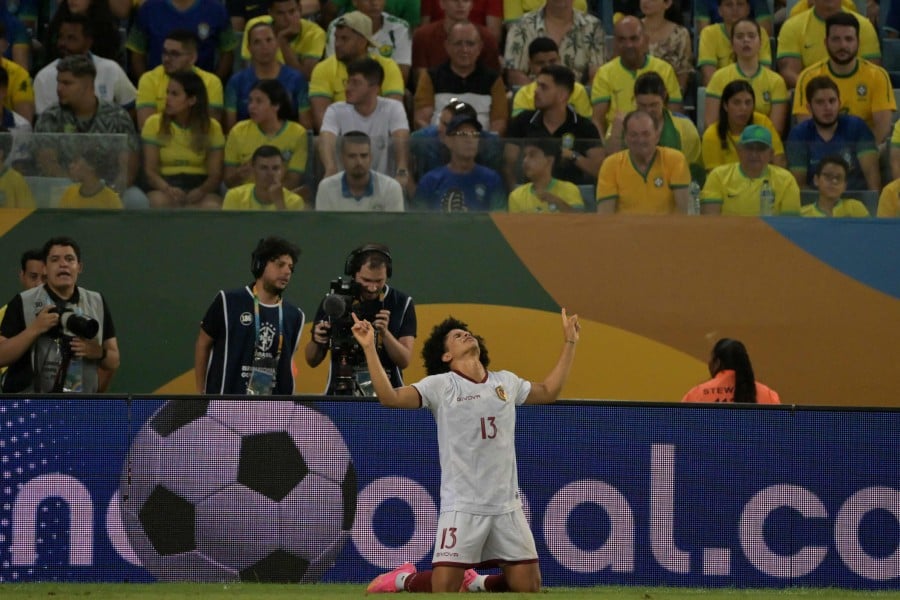 Peru seal World Cup playoff berth with 2-0 win over Paraguay