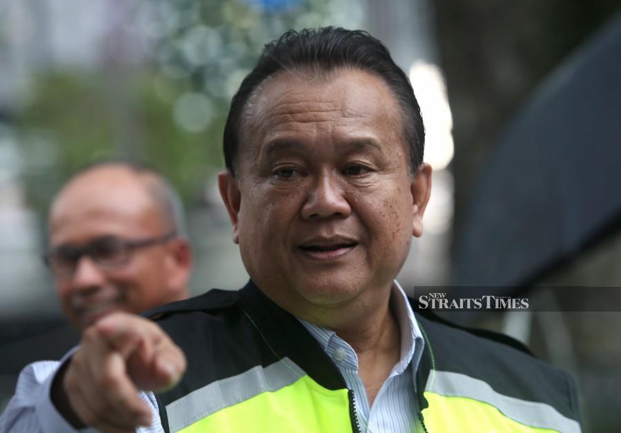 Works Minister Datuk Seri Alexander Nanta Linggi says the ministry is confident that with the construction of the new road. - NSTP file pic
