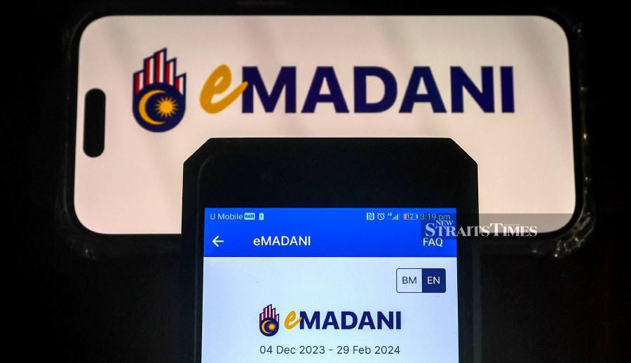 E-wallet providers are throwing in freebies such as free rewards points and free vouchers to entice Malaysians to claim the RM100 e-wallet credit dubbed, e-Madani, which kicks off today and runs until Feb 20, 2024. - fotoBERNAMA (2023) 