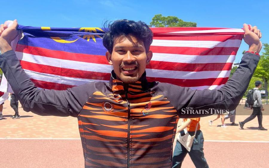 Abdul Latif Romly with the Jalur Gemilang after winning gold at the World Para Athletics Championships in Kobe, Japan today. - Pic courtesy of NSC