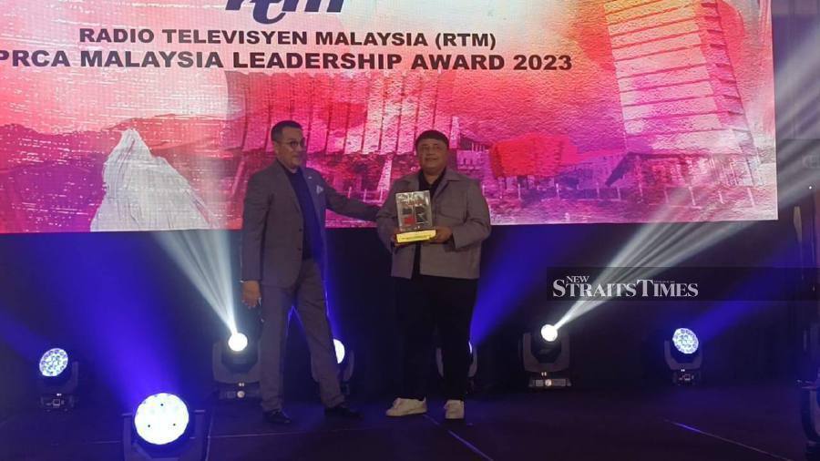 PRCA Malaysia president Prof Mohd Said Bani CM Din (left) presenting the award to Radio Televisyen Malaysia (RTM) director-general Datuk Suhaimi Sulaiman during the ceremony in Kuala Lumpur. -NSTP/Hakim Mahari