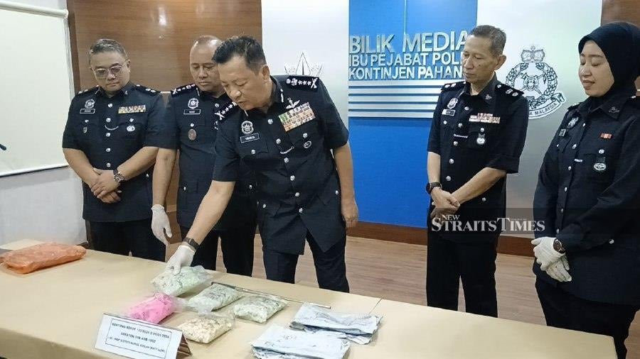Pahang police chief Datuk Seri Yahaya Othman (centre) showing the drugs seized, during a press conference in Kuantan. - NSTP/Asrol Awang
