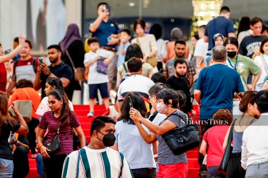 A general view of the public seen wearing face masks as a precautionary measures during the festive season in Kuala Lumpur. -NSTP/AIZUDDIN SAAD