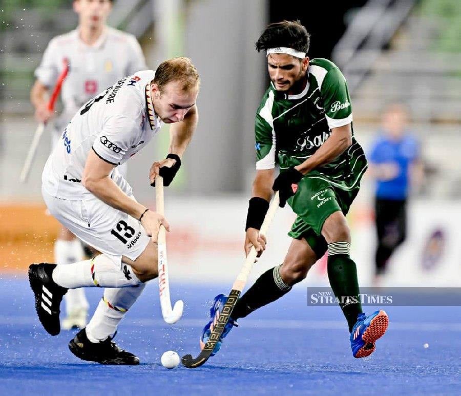 Belgium’s Louis Depelsenaire (left) tussling with a Pakistan player in a Junior World Cup match.