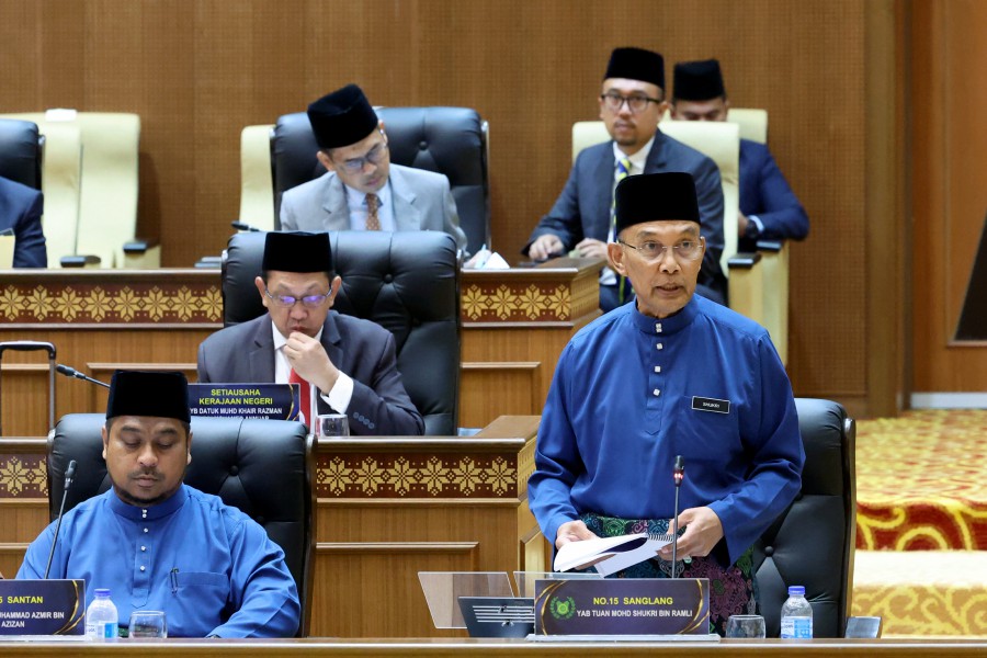 Perlis Menteri Besar Mohd Shukri Ramli tabling the state 2024 Budget at the State Assembly sitting in Kangar. - BERNAMA PIC