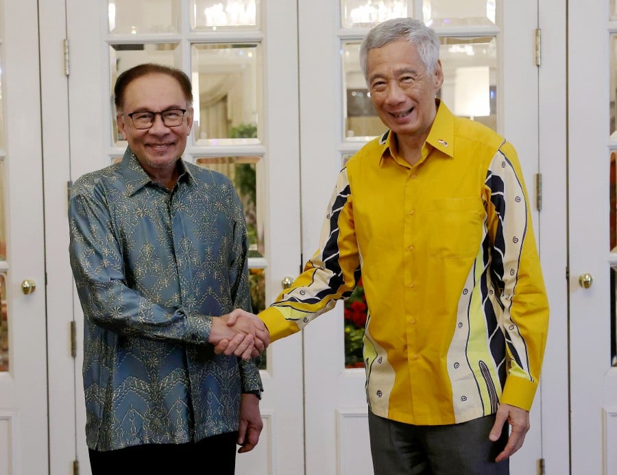  Prime Minister Datuk Seri Anwar Ibrahim (left) with his Singaporean counterpart Lee Hsien Loong during the 10th Malaysia-Singapore Leaders’ Retreat in Singapore. - BERNAMA PIC