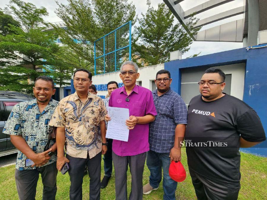 Kedah Amanah chairman Datuk Dr Ismail Salleh (centre) showing a copy of the police report lodged at the the report at Kota Setar police headquarters. - Pic credit Facebook drismail.amanah