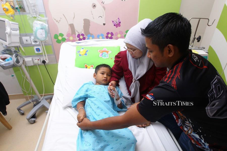  Norhidayu Mohd Rehat (2nd-right) and her husband Amir Kambali (right) check on their child - Rais Shaqib Amir, at Gleneagles Hospital Kuala Lumpur. -NSTP/AZIAH AZMEE