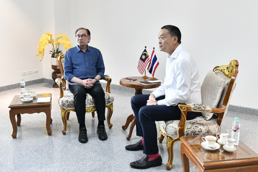 Thailand's Prime Minister Srettha Thavisin (R) meeting with Malaysia's Prime Minister Datuk Seri Anwar Ibrahim at the Sadao Customs House near the Malaysia-Thai border in Sadao. - AFP PIC