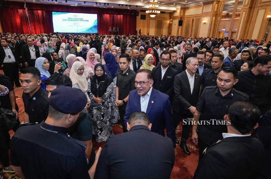 Prime Minister Datuk Seri Anwar Ibrahim mingles with crowd after the Prime Minister’s Department monthly assembly in Putrajaya. -NSTP/MOHD FADLI HAMZAH