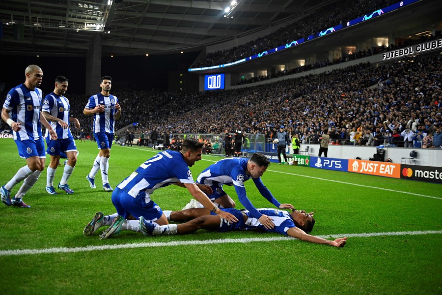 Porto win over 10-man Antwerp boosts Champions League hopes