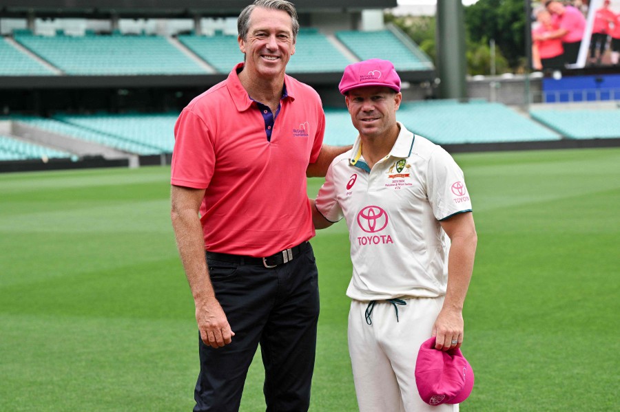 Former Australian player Glenn McGrath (L) and David Warner (R) pose before a team photo ahead of the third Test match between Australia and Pakistan at the Sydney Cricket Ground in Sydney. - AFP PIC