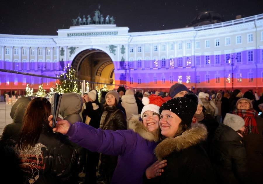 World welcomes 2024 with New Year s fireworks reflection and a