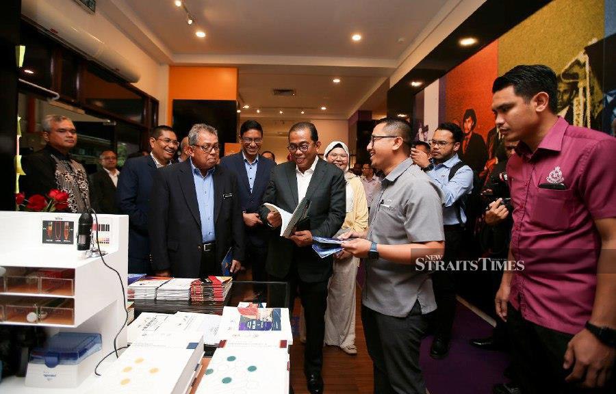  Higher Education Minister Datuk Seri Mohamed Khaled Nordin (3rd-right) accompanied by USM vice-chancellor Professor Datuk Dr Abdul Rahman Mohamed (centre), during the visit at the university in George Town. -NSTP/MIKAIL ONG