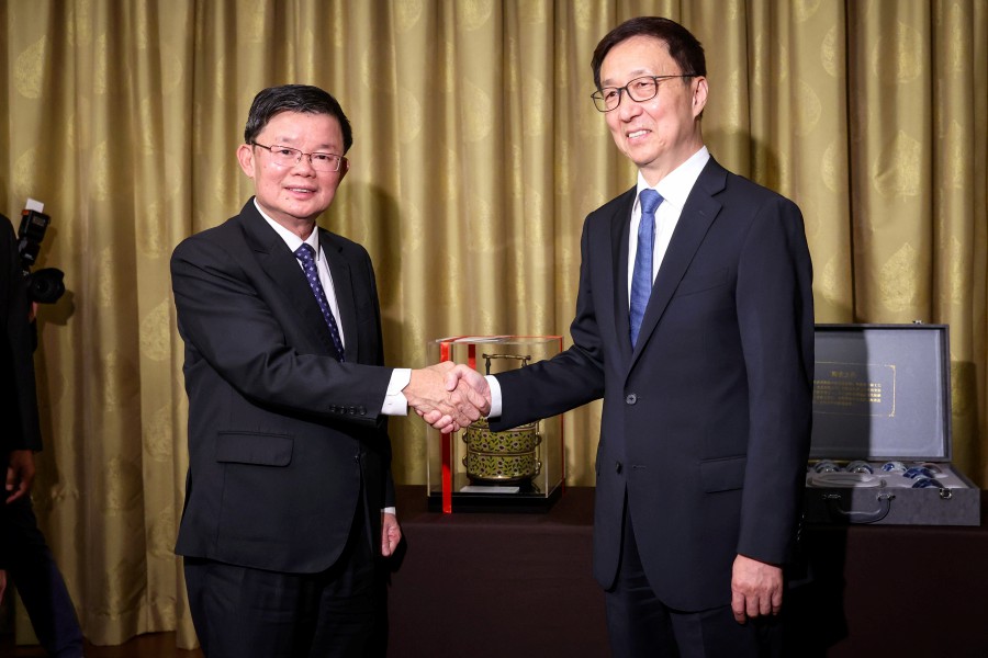 Penang Chief Minister Chow Kon Yeow (left) greets China’s Vice-President Han Zheng during the courtesy call in George Town. - BERNAMA PIC