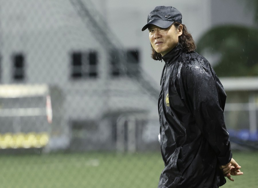 National coach Kim Pan Gon observing a training session at Wisma FAM on Dec 26. - BERNAMA PIC