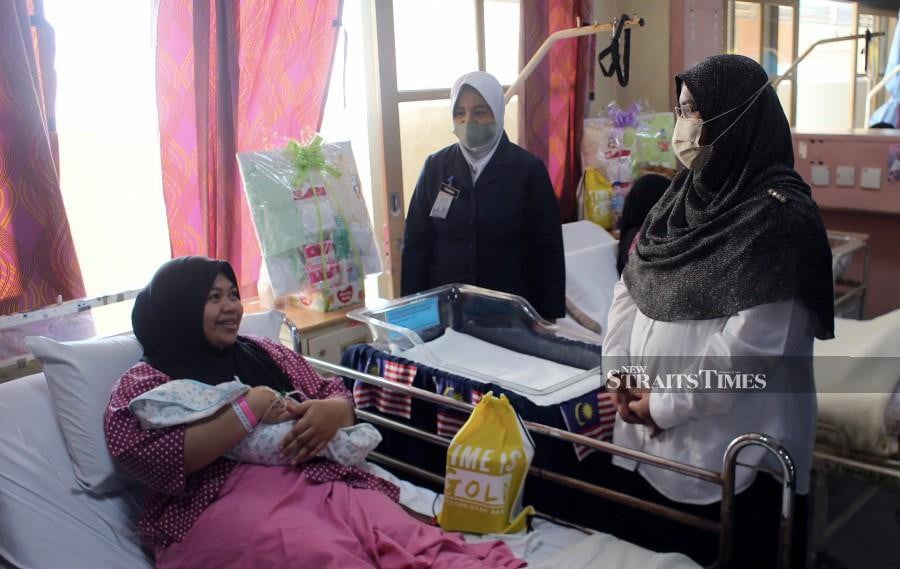 Pahang Health director Datuk Dr Nor Azimi Yunus (right) visits the maternity ward at Tengku Ampuan Afzan Hospital. -NSTP/FARIZUL HAFIZ AWANG