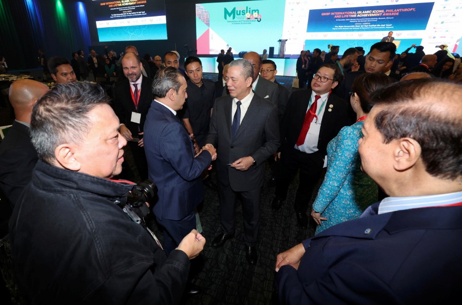 Deputy Prime Minister Datuk Seri Fadillah Yusof mingles with participants during the 2nd Global Muslim Business Forum 2023 in Kuching. - BERNAMA PIC