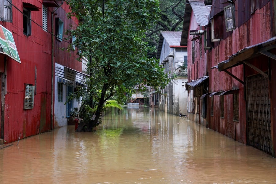 A view of the a street in Kuantan, inundated with floodwaters, following heavy rain. - BERNAMA PIC