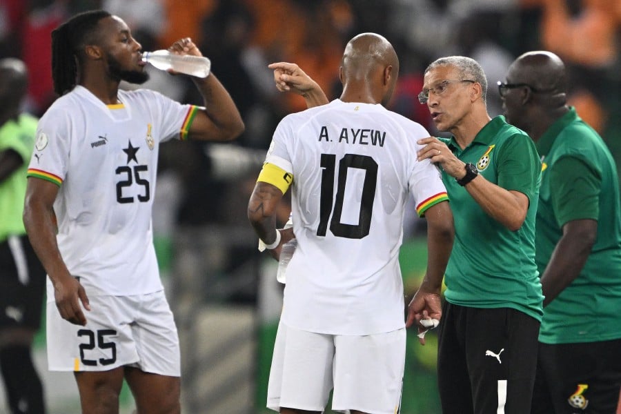 Ghana's English head coach Chris Hughton (2nd R) speaks with Andre Ayew on the touchline as Antoine Semenyo drinks water during the Africa Cup of Nations (CAN) 2024 group B football match between Mozambique and Ghana at Alassane Ouattara Olympic Stadium in Ebimpe, Abidjan. - AFP PIC