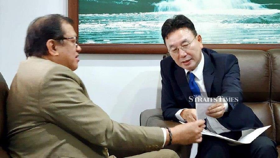  Sabah Tourism Board chairman Datuk Joniston Bangkuai (left) meeting with South Korean consulate general to Kota Kinabalu Joo Jung-cheol. - Pic courtesy of STB