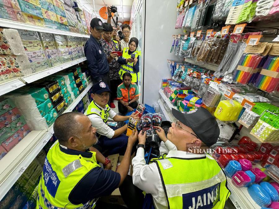 Johor Islamic Religious Council chairman Mohd Fared Mohd Khalid (centre) during a raid at a convenience store in Taman Abad, Johor Baru, Johor. - NSTP/NUR AISYAH MAZALAN
