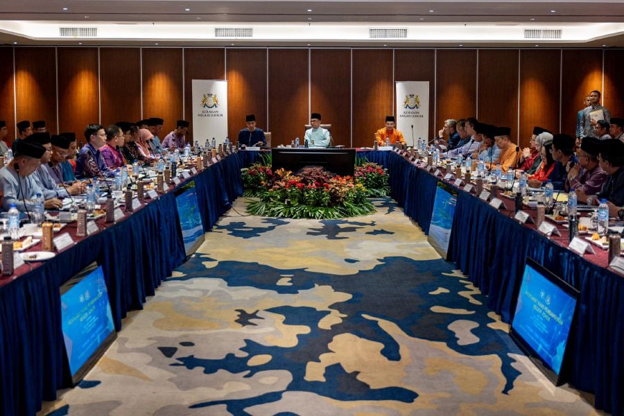  Prime Minister Datuk Seri Anwar Ibrahim chairing the Special Meeting on Johor Development with Johor Menteri Besar Datuk Onn Hafiz Ghazi (left) and other ministers. - Pic credit Facebook anwaribrahimofficial