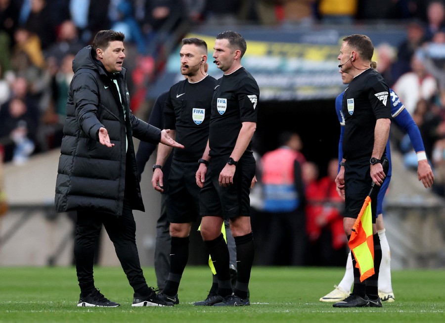 Chelsea manager Mauricio Pochettino remonstrates to referee Michael Oliver and the assistant referees after the match. - REUTERS PIC