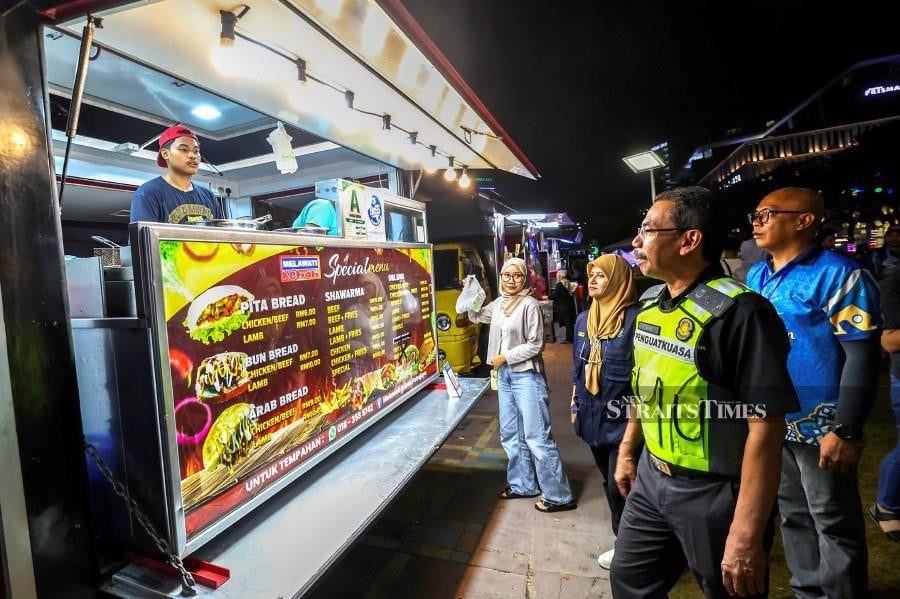 Domestic Trade and Consumer Affairs Ministry’s enforcement director-general Datuk Azman Adam visiting Ramadan Bazaar in Putrajaya. - BERNAMA PIC