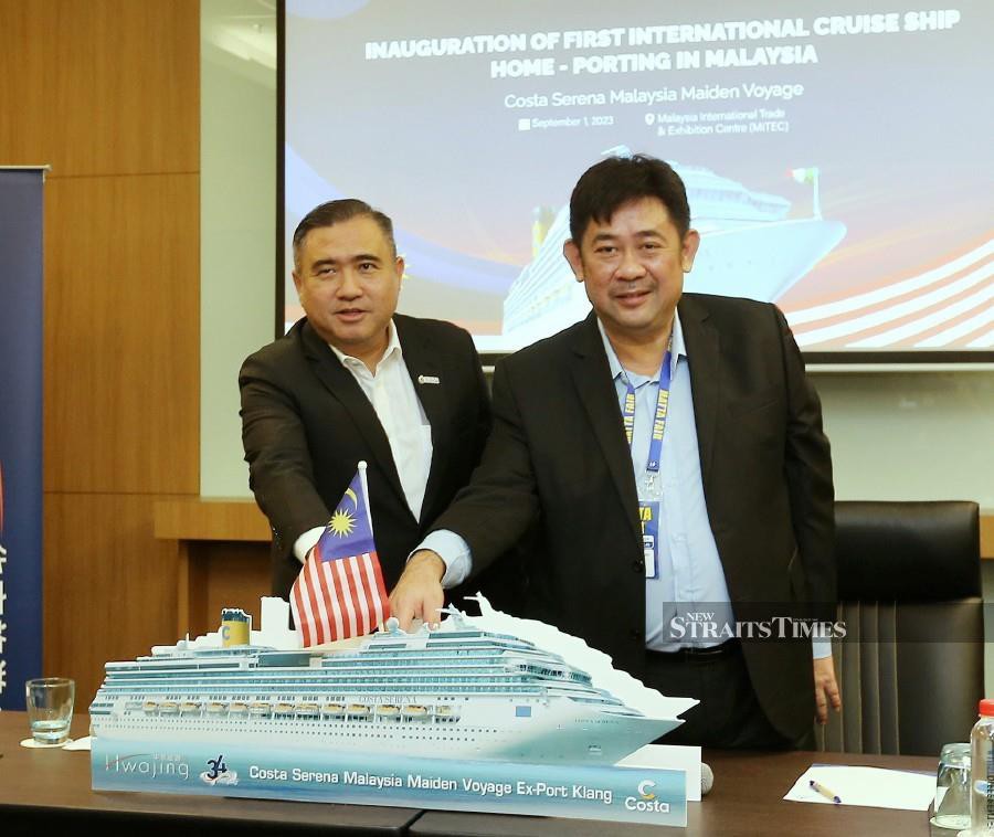 Transports Minister Anthony Loke with Hwajing Travel & Tours Sdn Bhd chief executive officer Kenny Cheong Ken Lee (right) during the launch of the Costa Serena Malaysia Maiden Voyage at MITEC. -NSTP/SAIFULLIZAN TAMADI