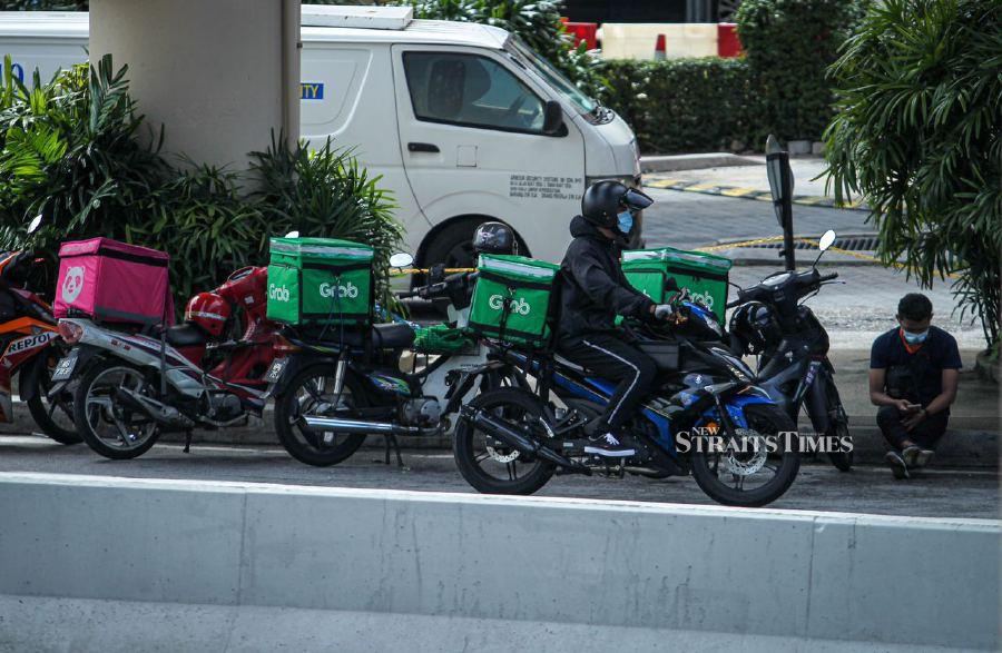 A group representing e- and p-hailing drivers and riders wants the government to resolve the bread-and-butter issues facing these gig workers. - NSTP file pic